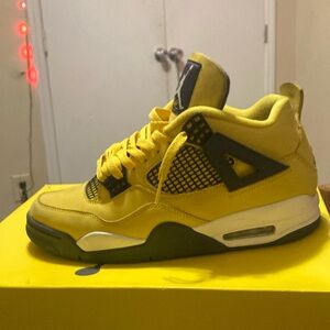 Jordan 4 lightnings